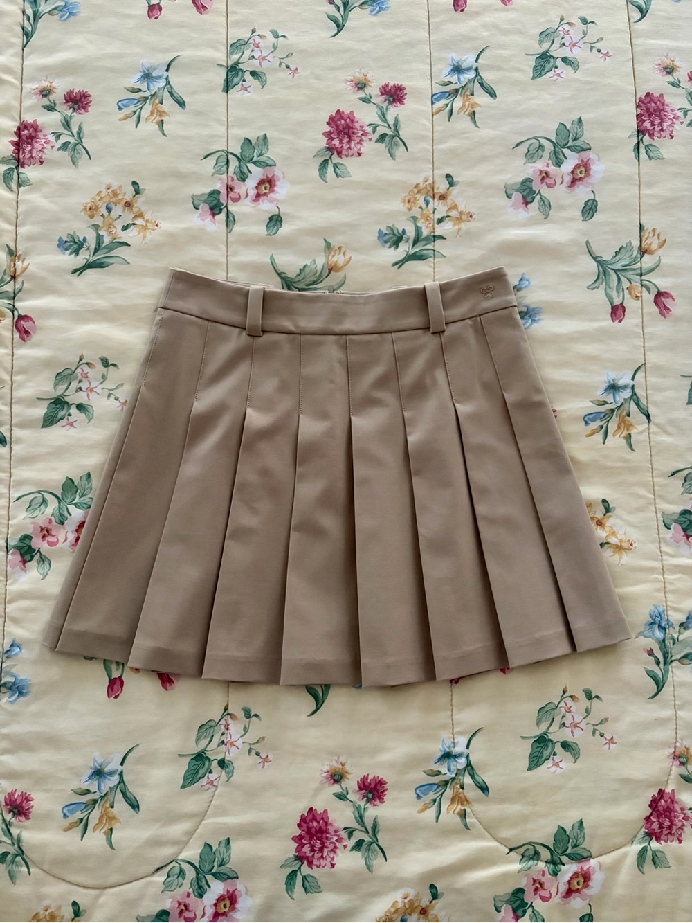 Aritzia Sunday Best olive micro skirt in tan khaki size 6